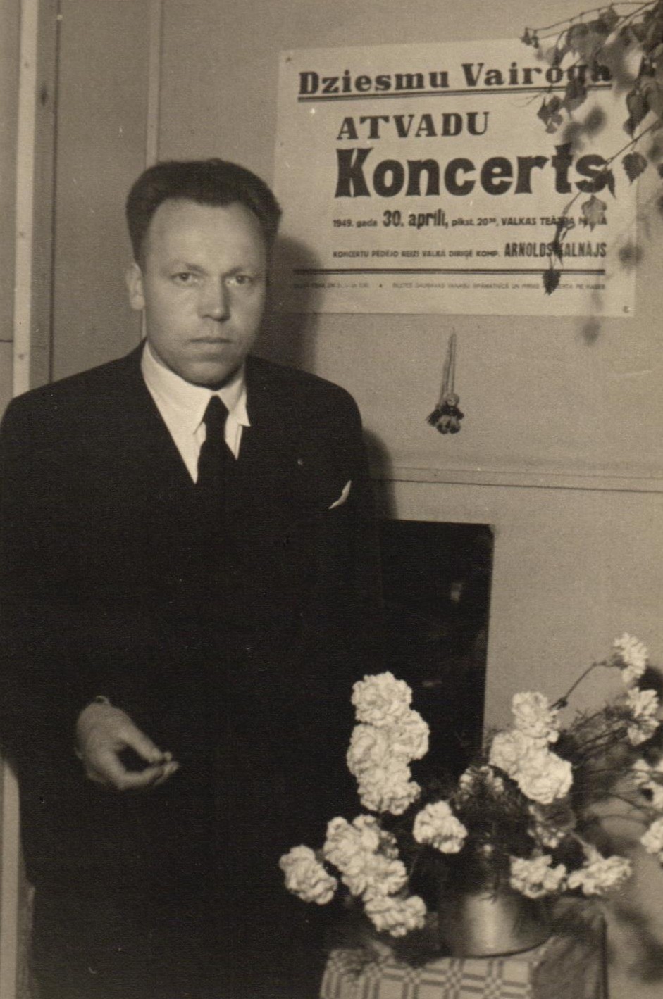 Arnolds Kalnājs pie kora "Dziesmu Vairogs" koncerta afišas. 1949.g.
