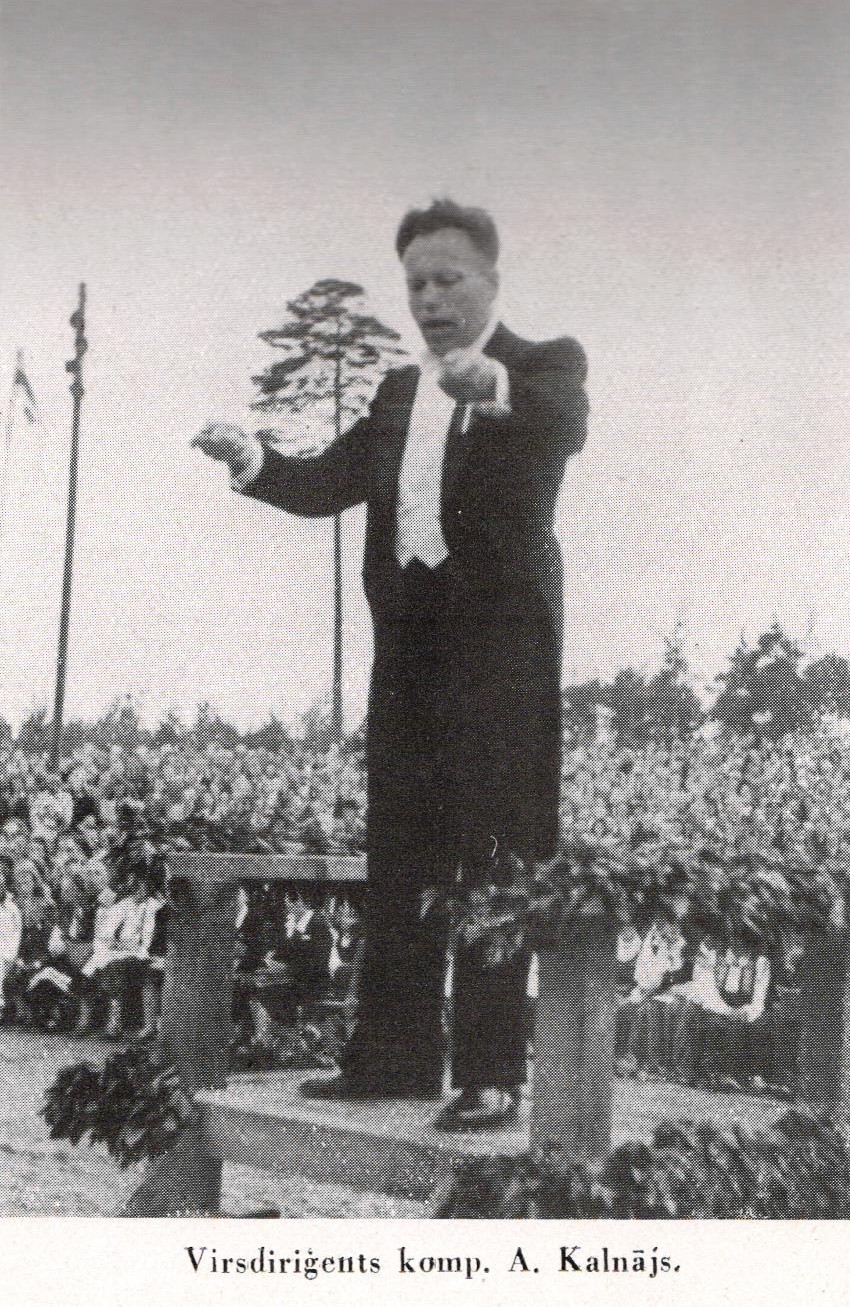 Virsdiriģents Arnolds Kalnājs Pirmo latviešu dziesmu svētku 75 gadu atceres Dziesmu dienā Fišbahā pie Nirnbergas, Vācijā, 1948. gada 27. jūnijā. Lapa no dziesmu dienas bukleta.