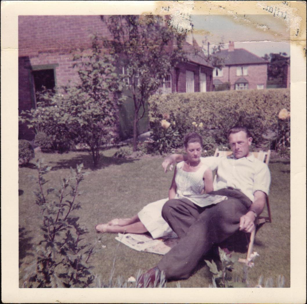 Viktors Zemesarājs ar dzīvesbiedri Valdu. (foto bez anotācijas, bet jāpieņem, ka tomēr ir V. Zemesarājs). 20. gs. 50. gadi.