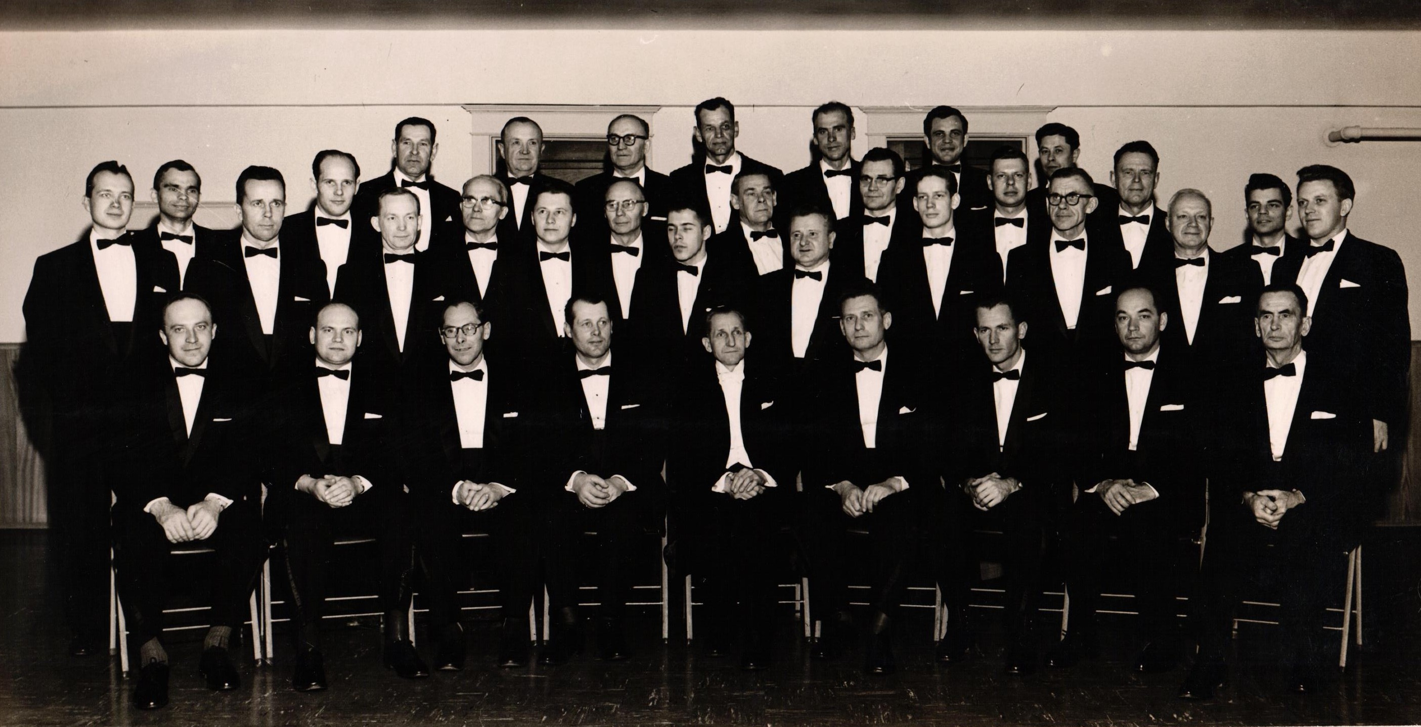 Roberta Zuikas vadītais vīru koris Lielbritānijā, savā 15. gadu jubilejā. 1. rindā no kreisās: 5. diriģents Roberts Zuika. 1959.g.
