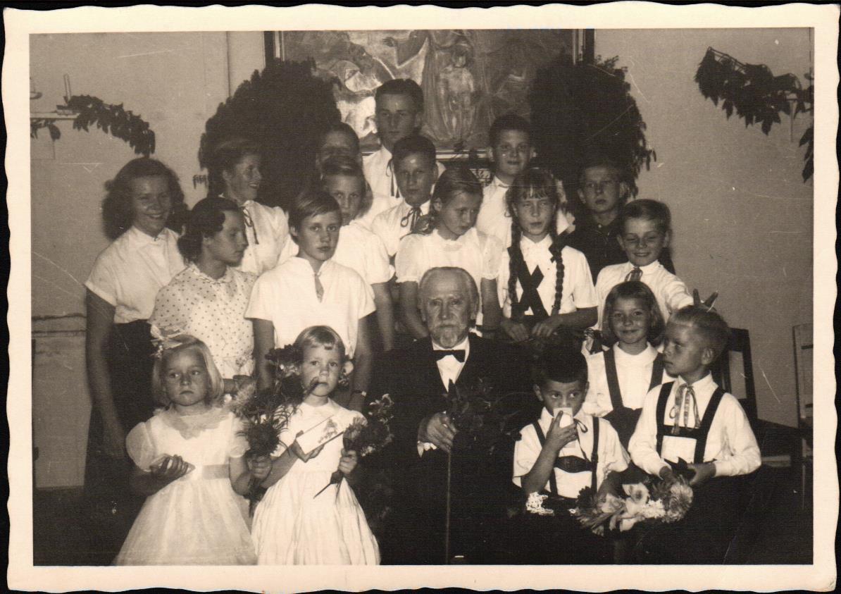 Skolotājs un kordiriģents Ludis Alberings (vidū) Vircburgā, savā 75. gadu jubilejā, ar svētdienas skolas skolēniem un skolotājiem. 1956.g.