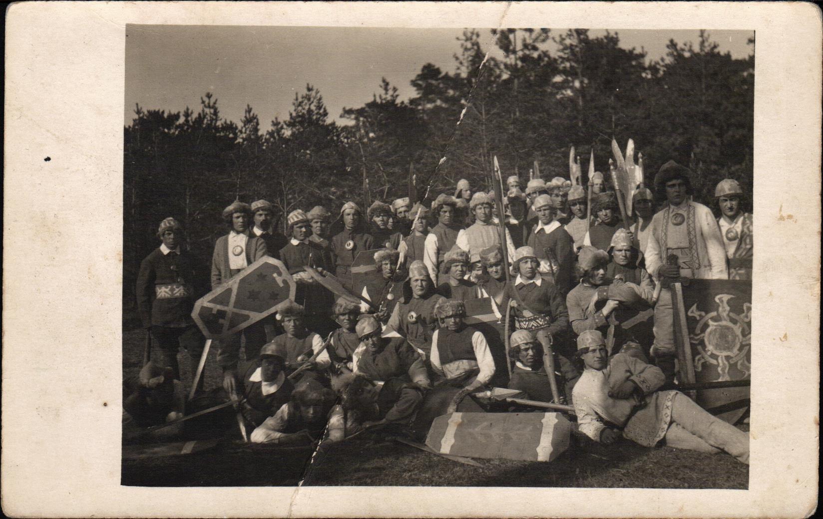 Latvijas Bruņoto spēku Liepājas garnizona karavīru apvienotā kora dalībnieki izrādes kostīmos diriģenta kapteiņa Kristovska vadībā pēc Ādolfa Alunāna lugas "Mūsu senči" iestudējuma izrādes Zaļajā birzī, Liepājas Karostā. 1923.g.