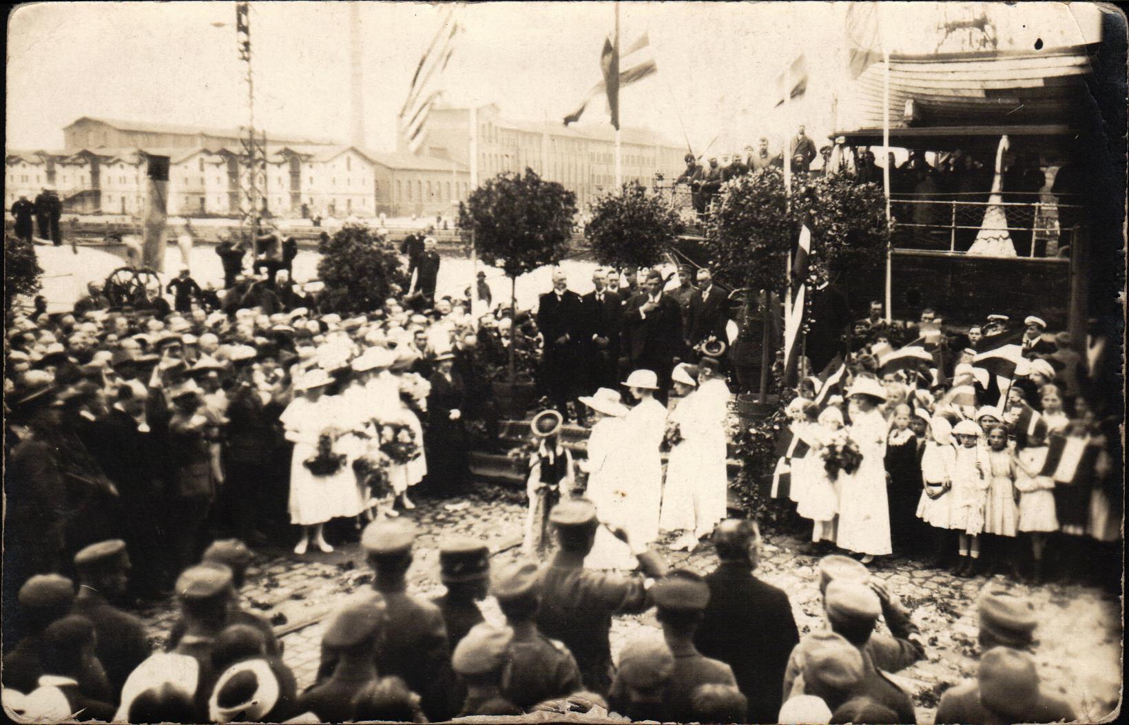 Latvijas Pagaidu valdības ar Ministru prezidentu Kārli Ulmani svinīgā nokāpšanā no tvaikoņa "Saratov" klāja Liepājā. 1919. gada 27. jūnijs.